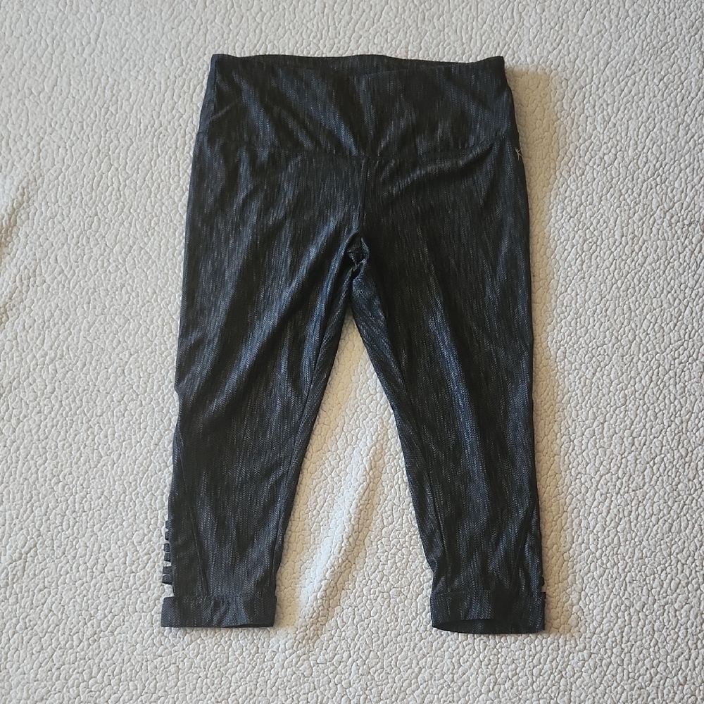 Danskin Now Chevron Spacedye Cropped Capri Crisscross Detail Fitted Leggings